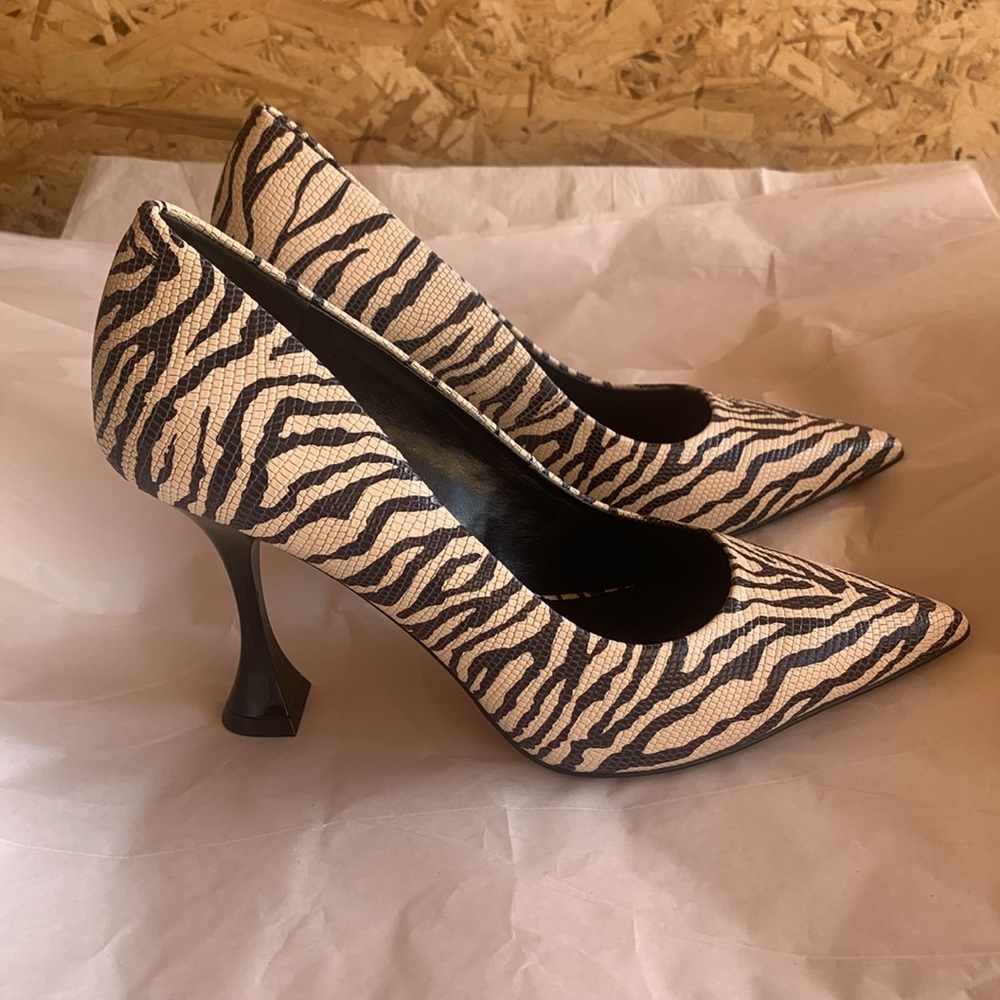 Vince Camuto Zebra Print Heels Kamerna Pointed Toe Pump Size 8.5 - Picture 9 of 12